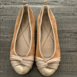 DKNY 7.5” Tan and Cream Women's Ballet Flats Shoes